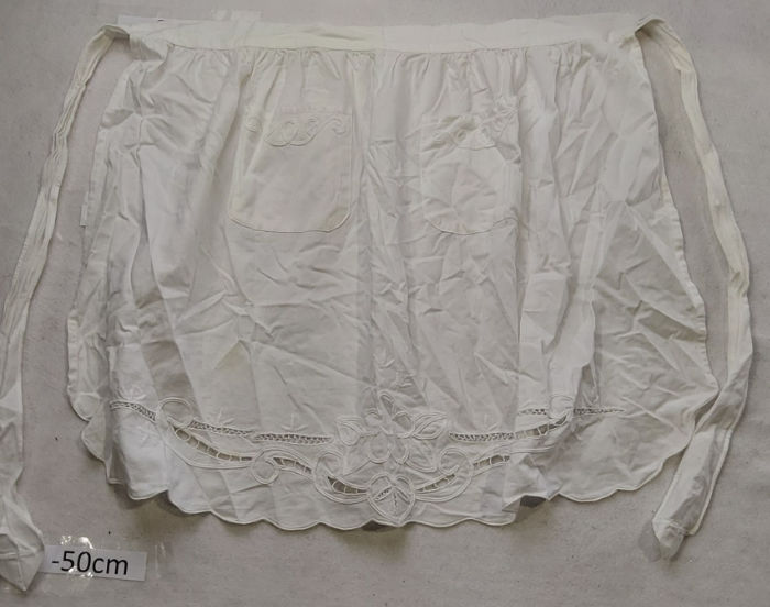 WHITE WAIST APRON CIRCULAR WITH FRILLS PERIOD