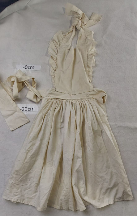 APRON WITH RUFFLES PERIOD