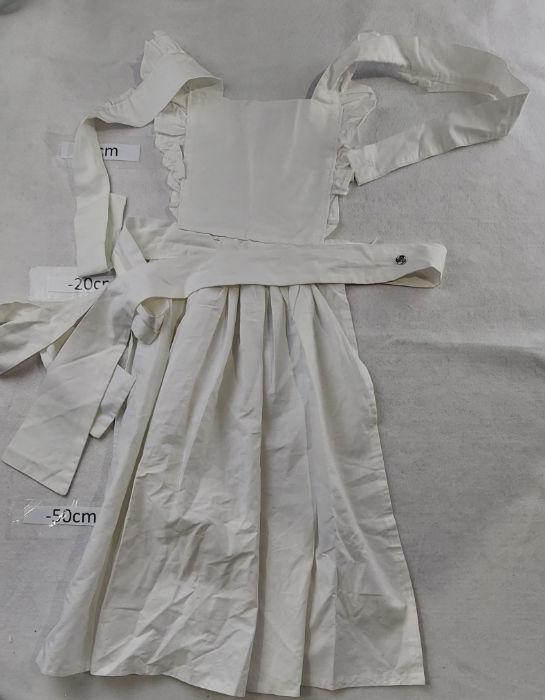 APRON WITH RUFFLES PERIOD