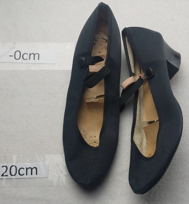BLACK CANVAS SHOES WITH HEEL
